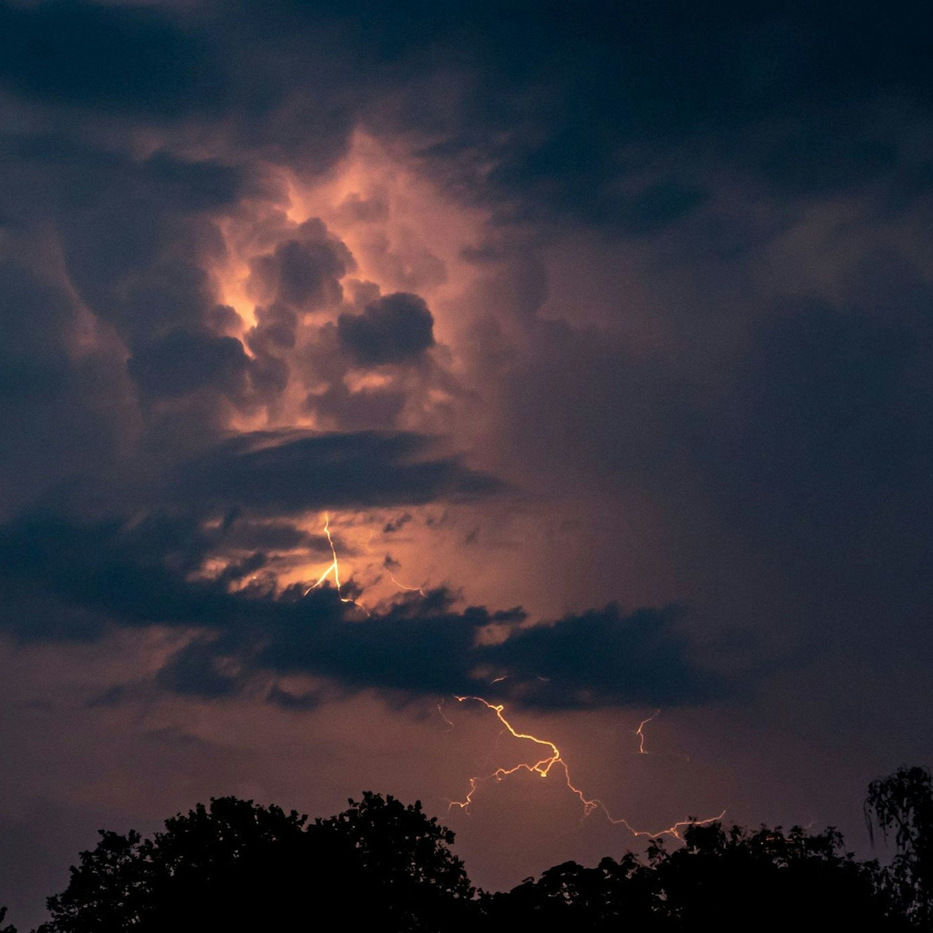 Blitze entladen sich während eines Gewitters. (Archivfoto)&nbsp;