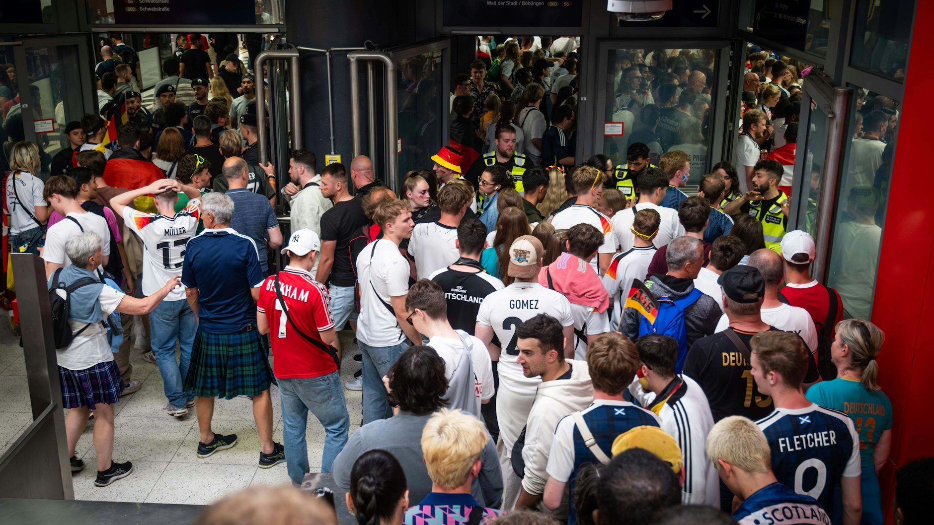 Chaos an den Bahnhöfen, übervolle Bahnsteige: Vor allem an den Spieltagen herrscht an Deutschlands Bahnhöfen ordentlich Betrieb.