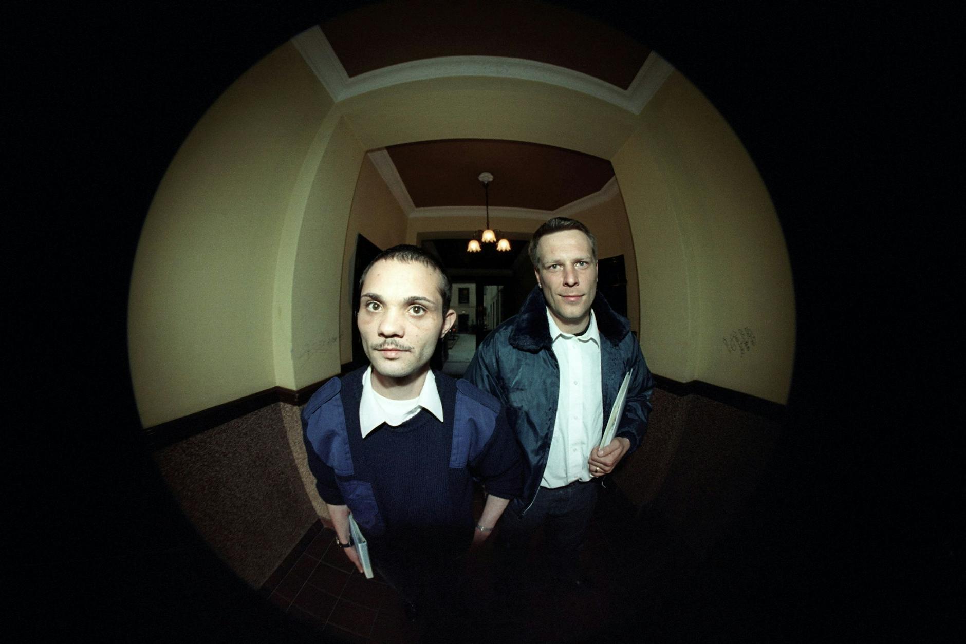 Sie werden oft als Klinkenputzer bezeichnet, wollen am Ende aber nur eines: Geschäfte an der Haustür abschließen – aktuell vor allem bei Glasfaser.