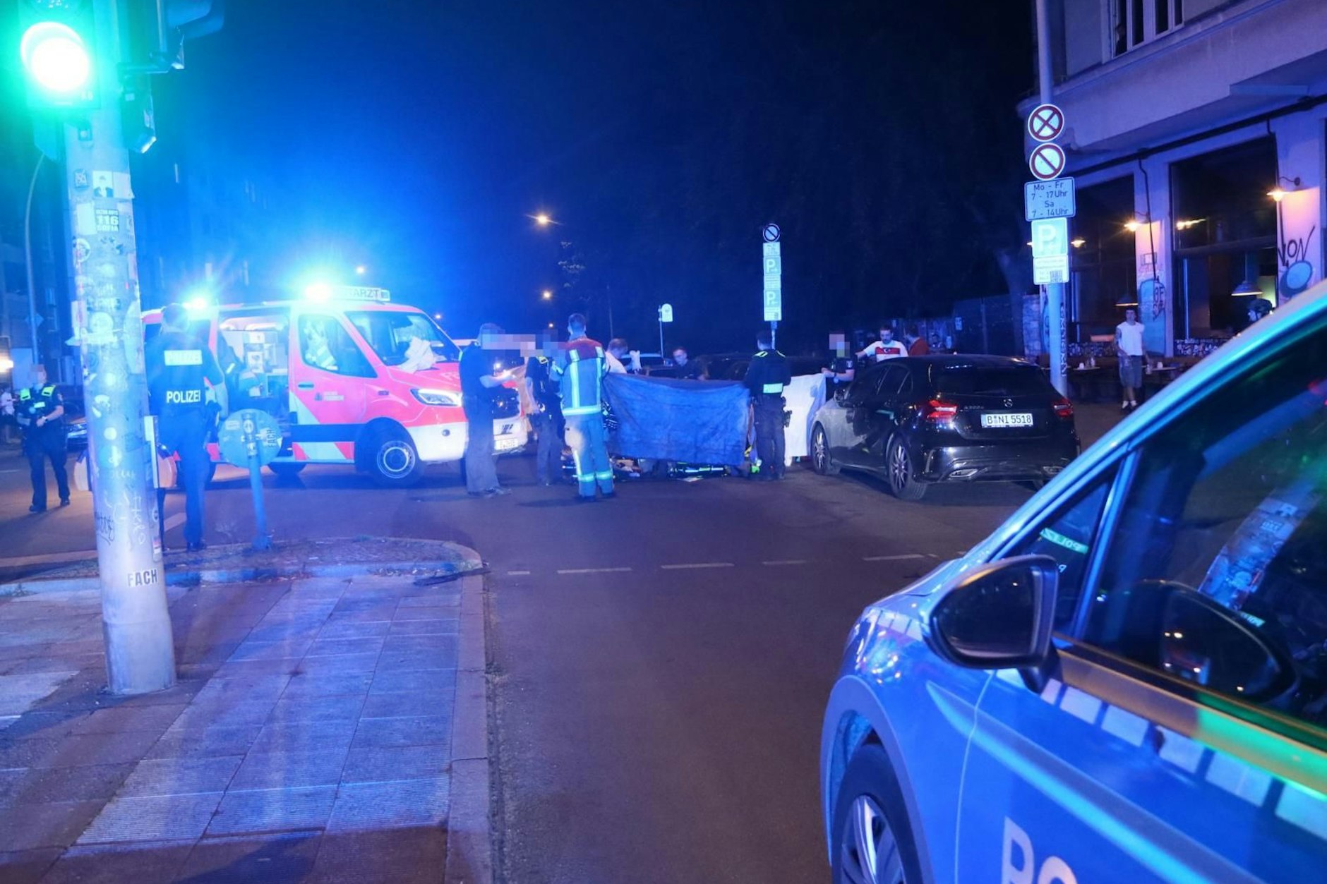 In Neukölln hat ein Mann in einem Mercedes einen Fußgänger tot gefahren.