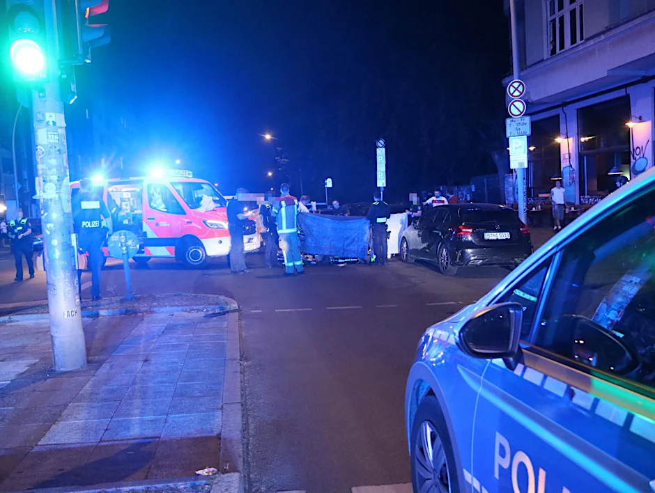 In Neukölln hat ein Mann in einem Mercedes einen Fußgänger tot gefahren. 