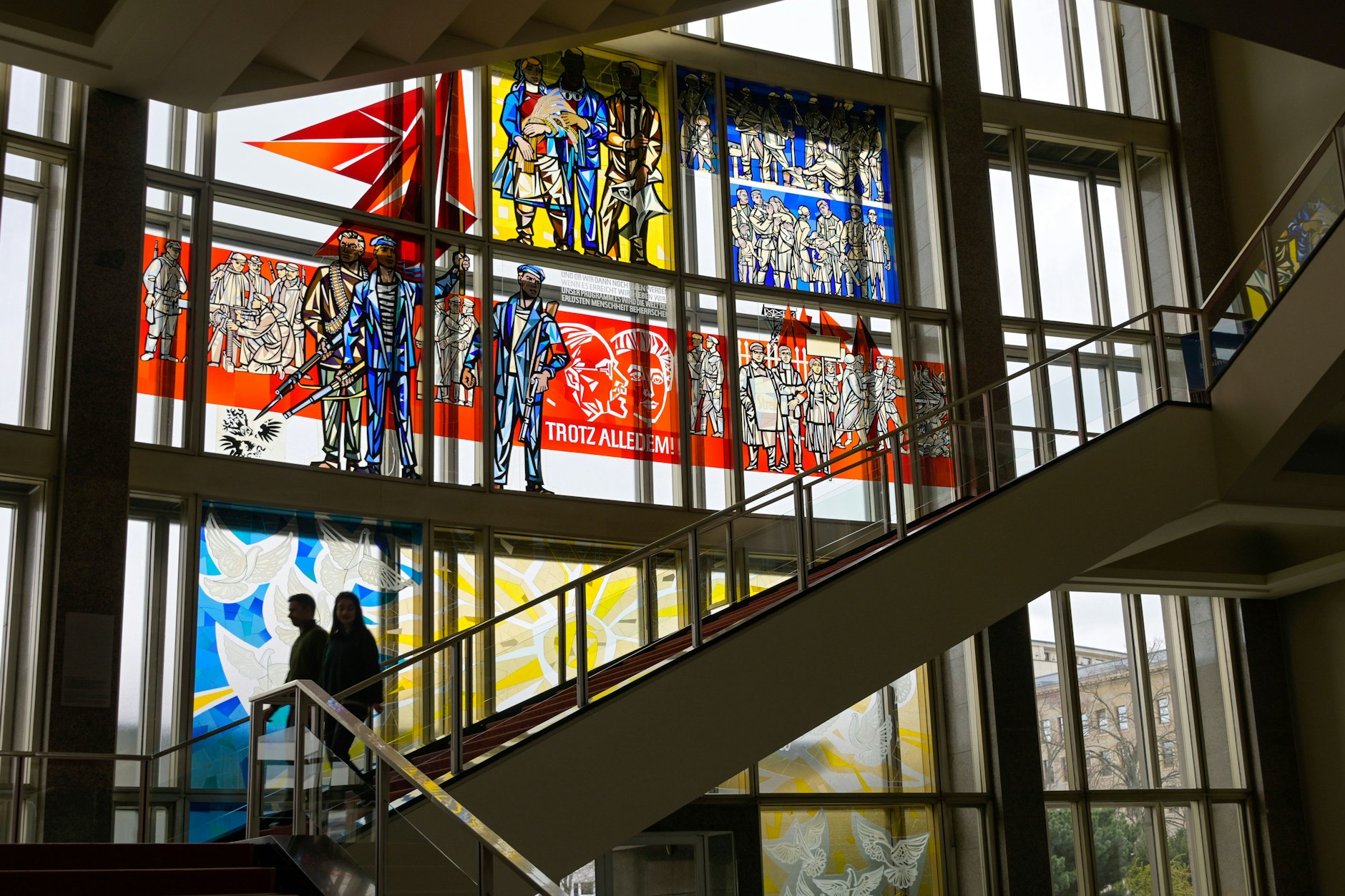Fensterbild von Walter Womacka an der Treppe des Staatsratsgebäudes am Schlossplatz. 