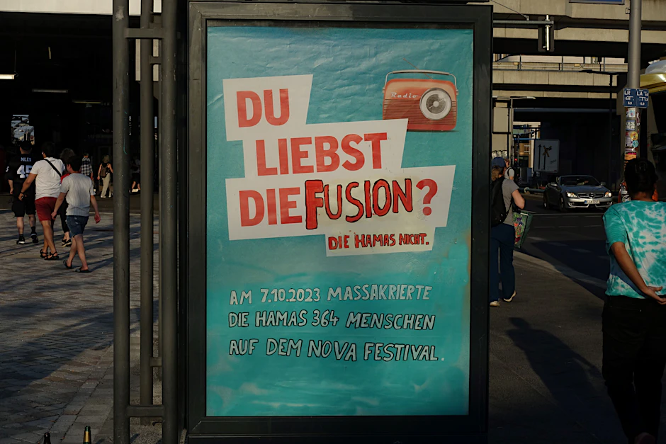 Das verfremdete Plakat am Bahnhof Berlin-Ostkreuz