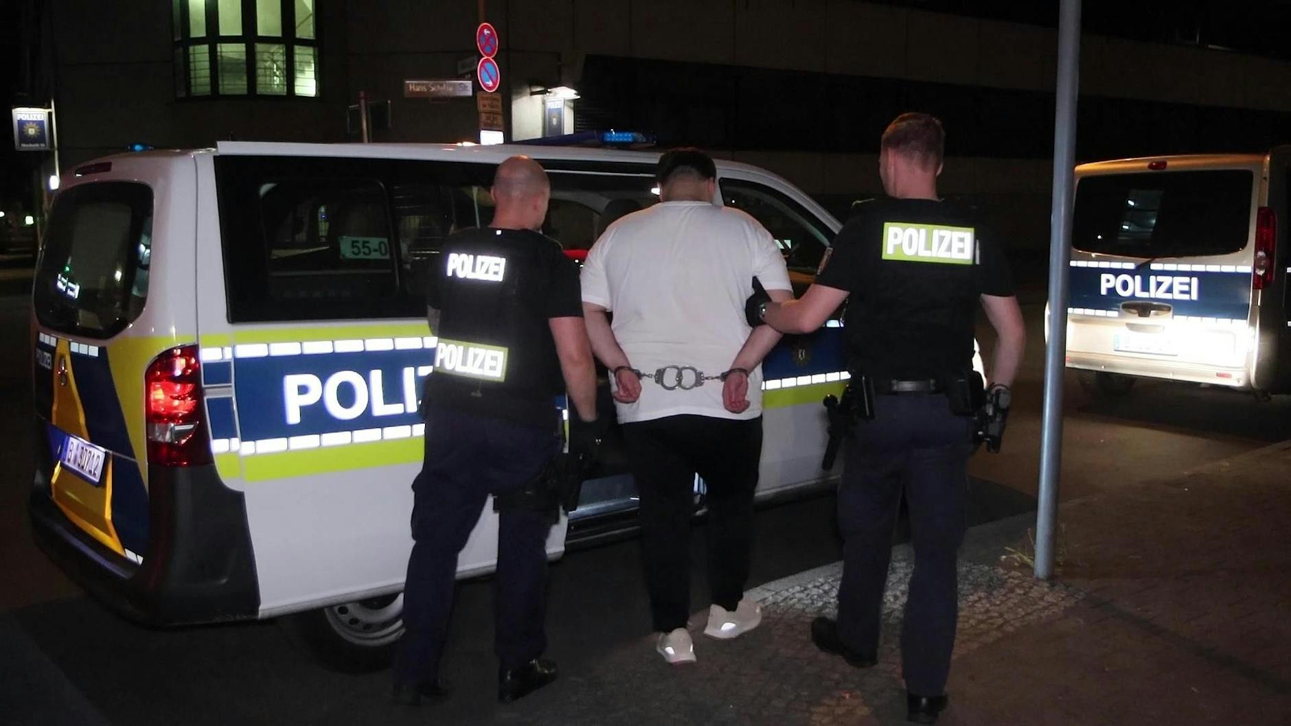Der Unfallfahrer, der in Neukölln einen Fußgänger tot gefahren hat, stellte sich eine Stunde nach dem Unfall bei der Polizei.