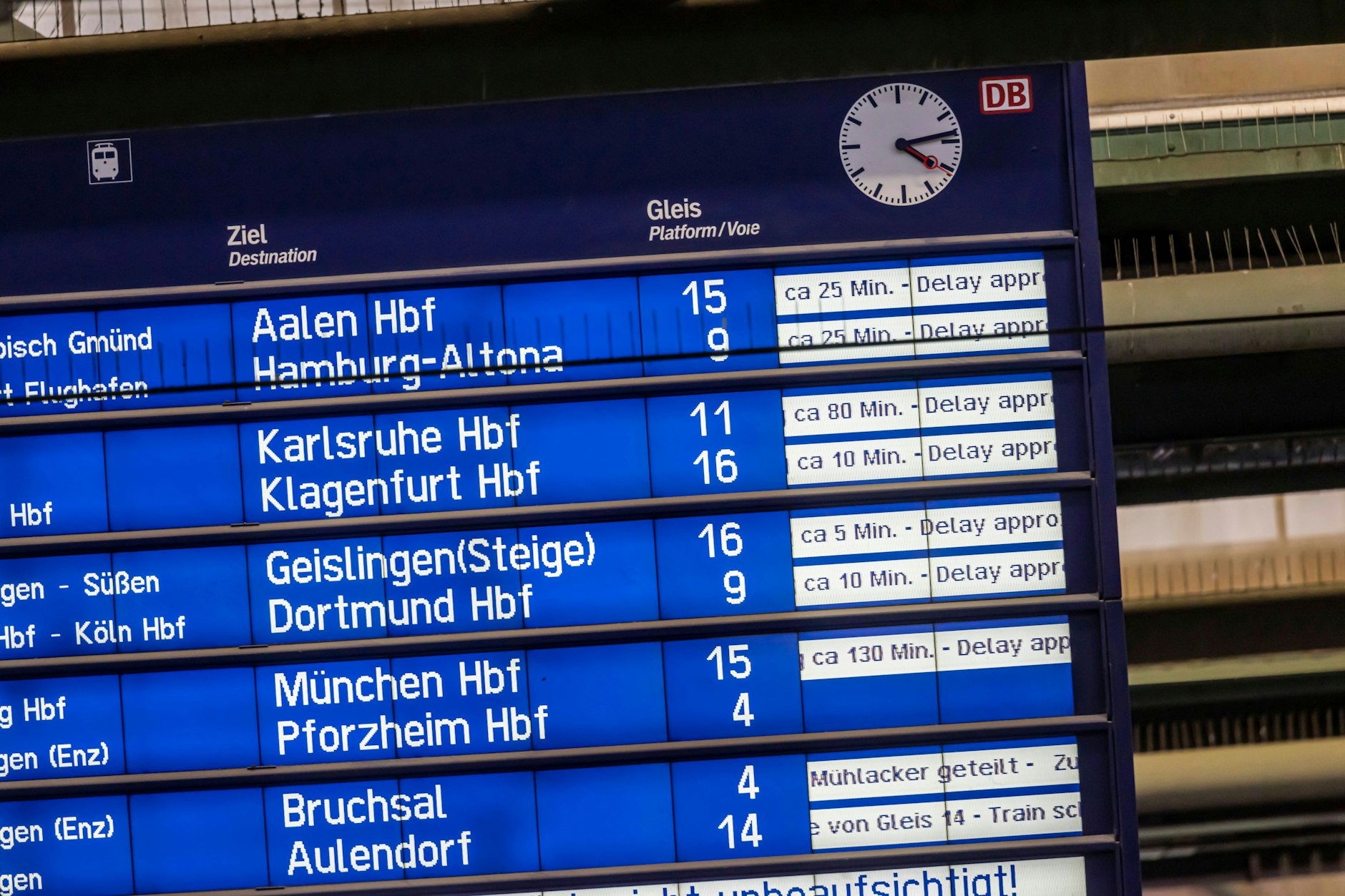 Etliche Züge fallen aus oder haben Verspätung: Wer zur Fußball-EM von A nach B kommen will, braucht Geduld.