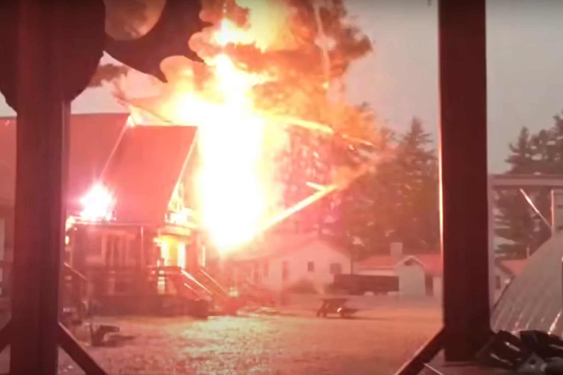 Die Macht aus dem Himmel: Ein Videoclip zeigt, wie es aussieht, wenn ein Blitz bei Gewitter einen Baum trifft.