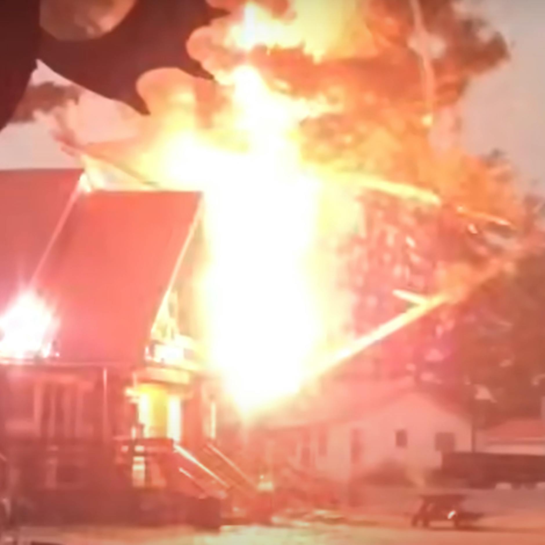 Unfassbares Video: So sieht es aus, wenn ein Blitz im Baum einschlägt!