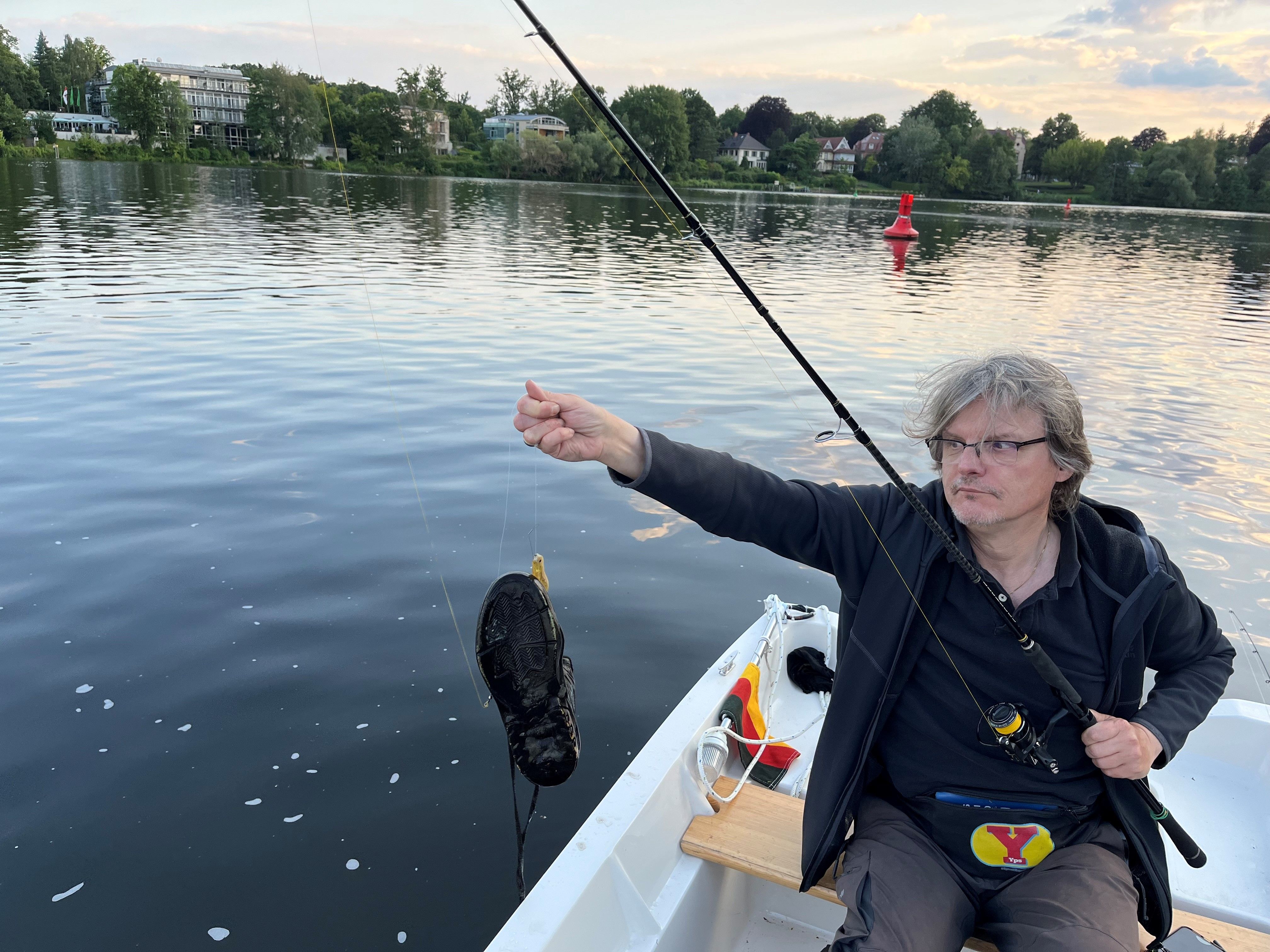 Schuh am Angelhaken: Eine Schande, wie Umweltferkel unsere Seen vermüllen!