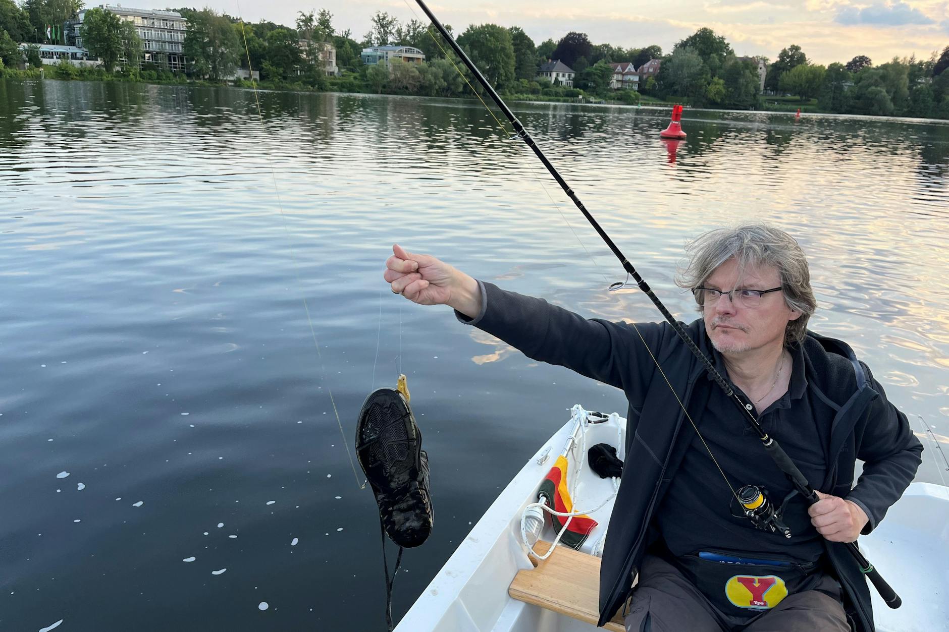 Schuh am Haken: Bisher hielt unser Autor Norbert Koch-Klaucke solche Fänge für Anglerlatein.
