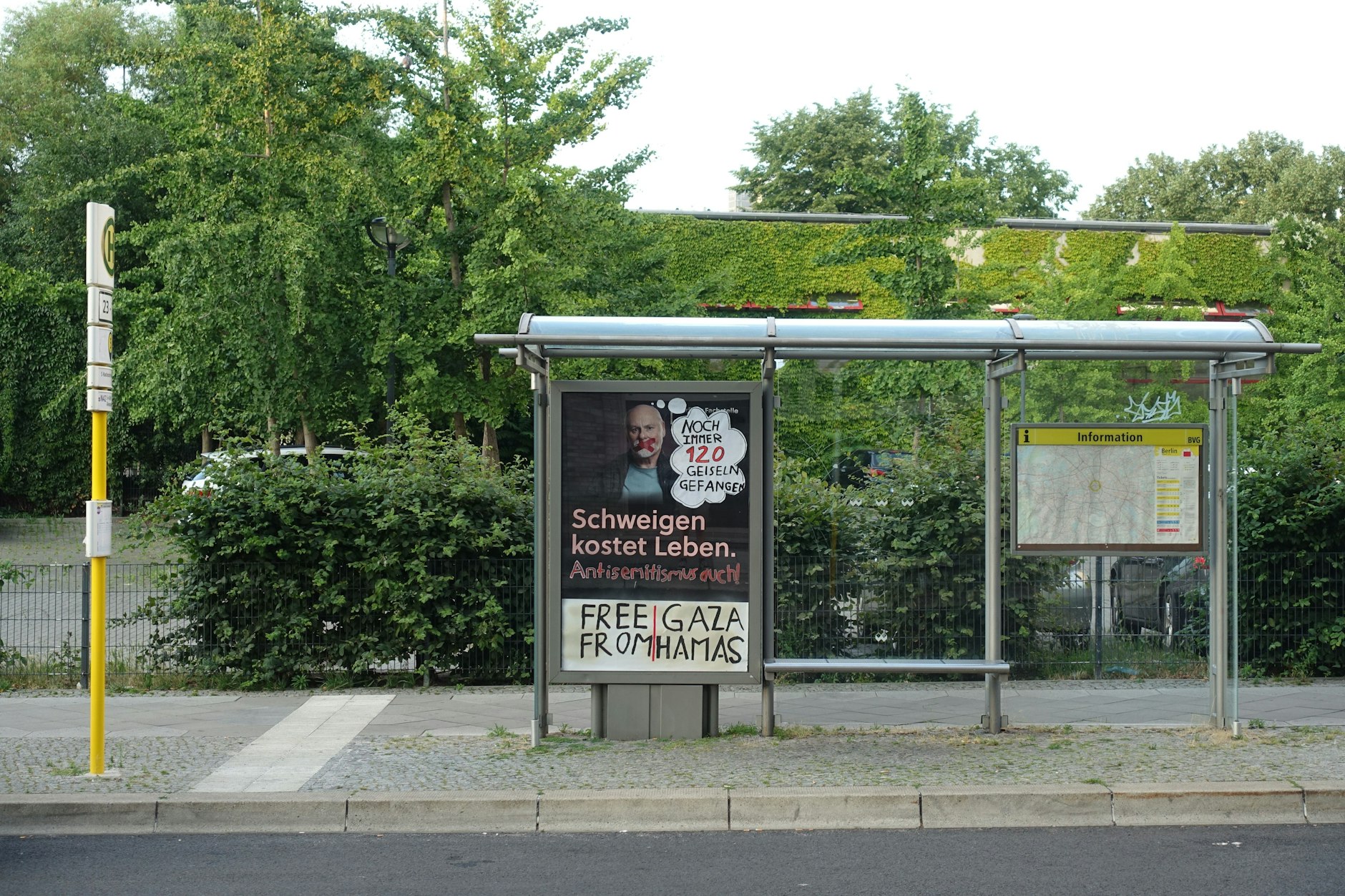 Verfremdetes Plakat im Umfeld der Humboldt-Universität zu Berlin