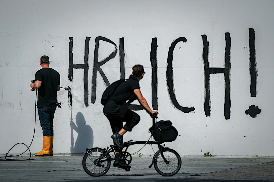 Der Schriftzug „Sei Ehrlich!“ wird nach einer Protestaktion der Letzten Generation vom Kanzleramt entfernt.