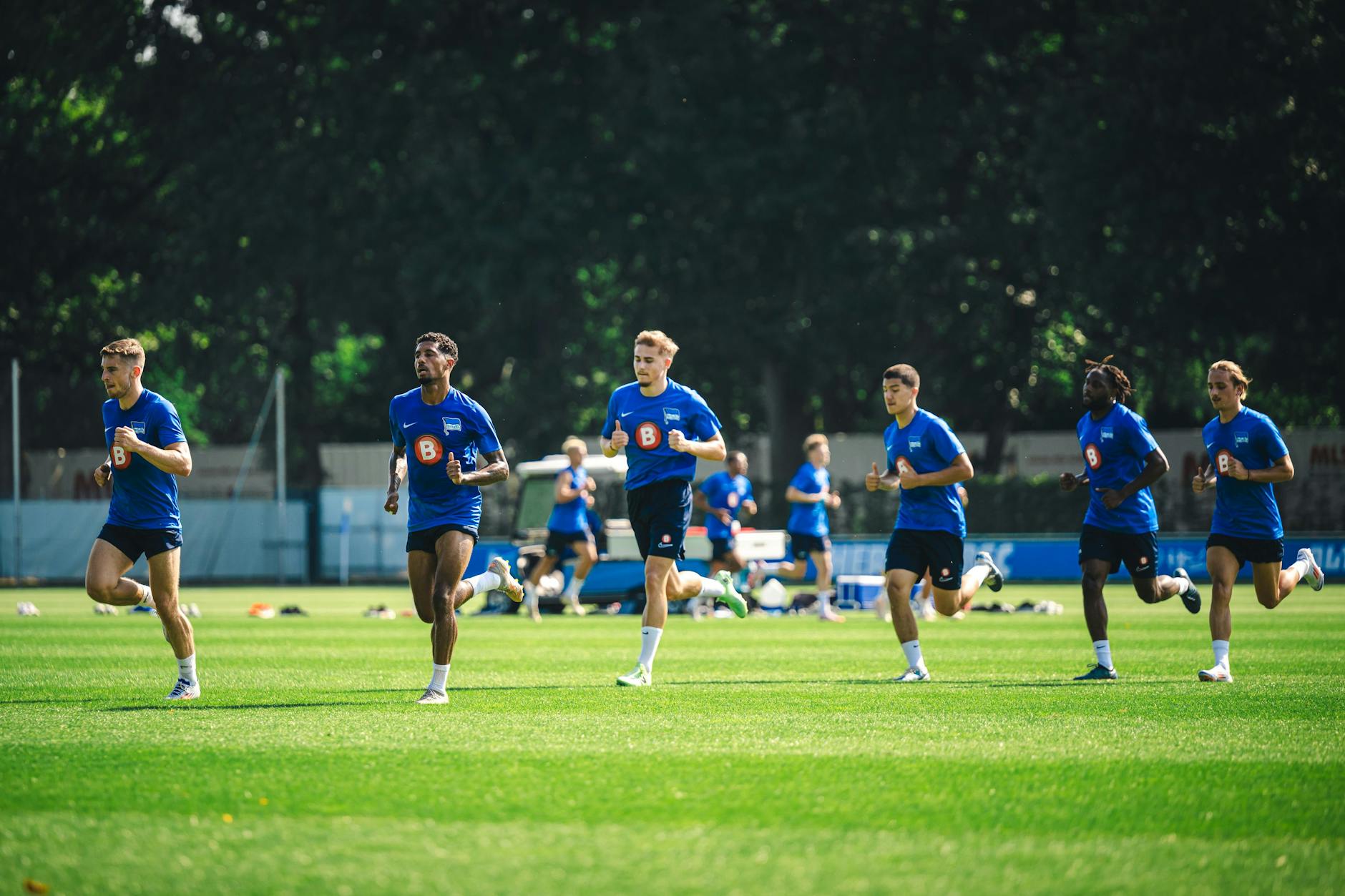 Herthas Profis trainieren noch diese Woche mit den alten Trikots und dem ungeliebten Trikotsponsor. Nächste Woche gibt es neue Hemden.