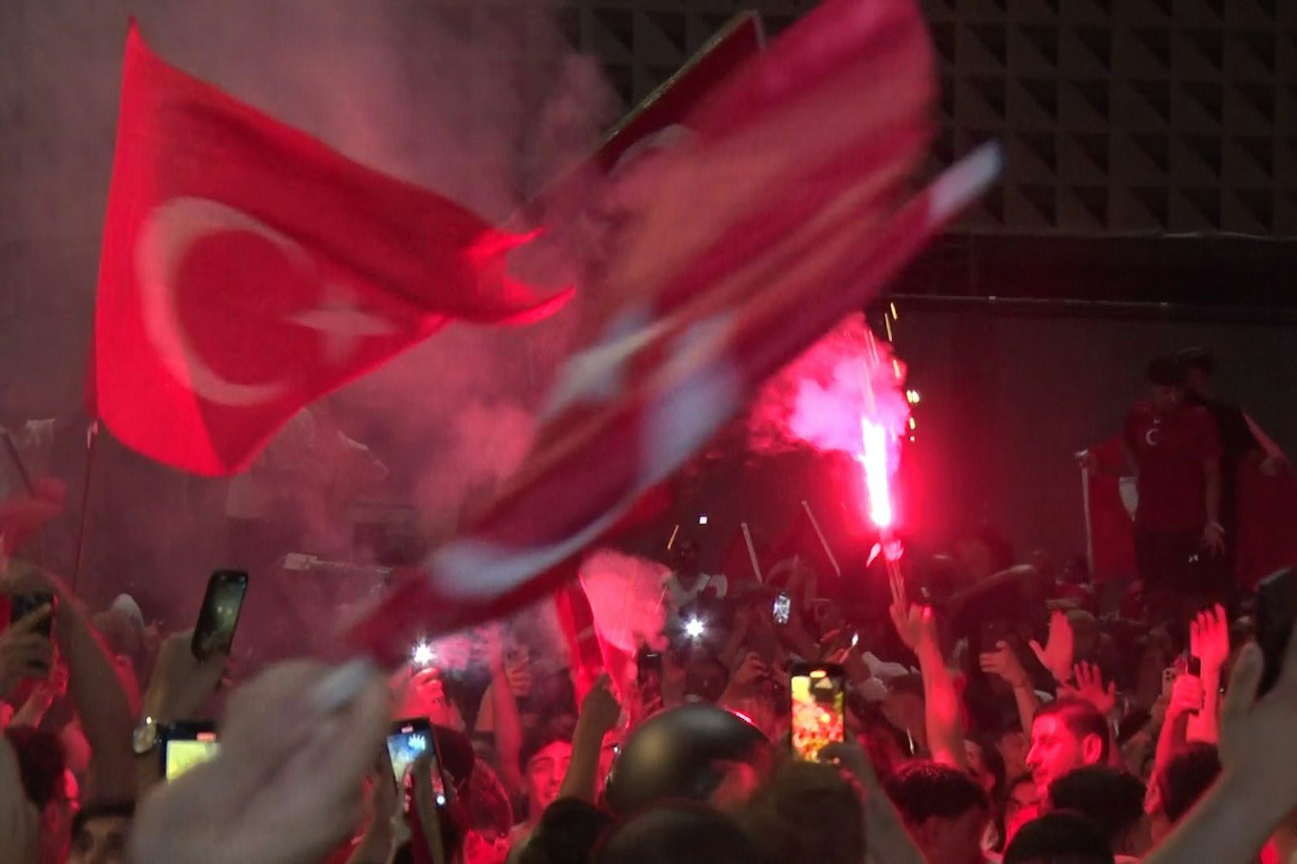Deswegen war gestern Abend so viel los – Fans der Türkei feiern den Sieg ihrer Mannschaft!