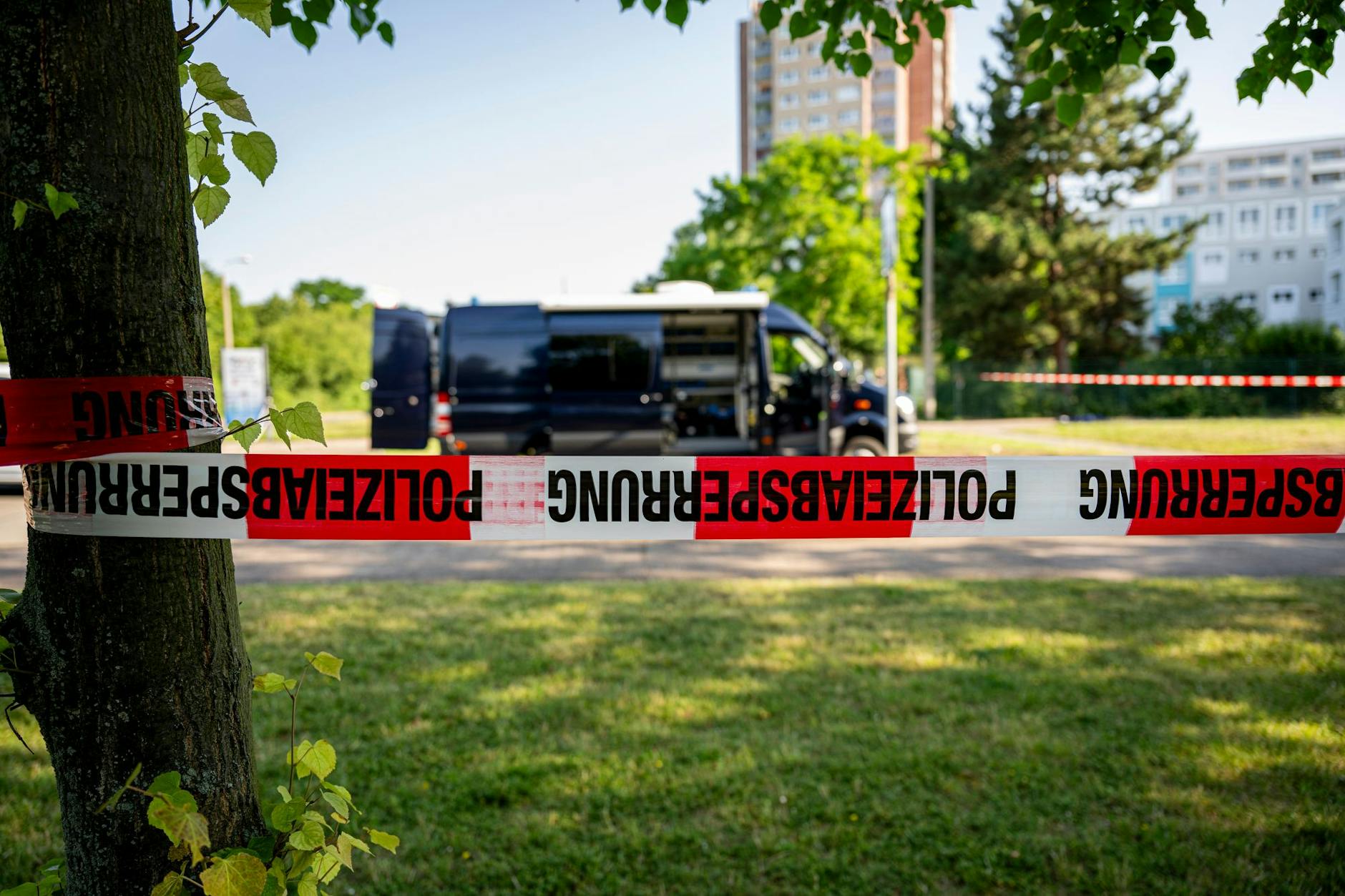 In Erfurt wurde ein Mann erschossen, die Polizei sucht nach dem Täter.