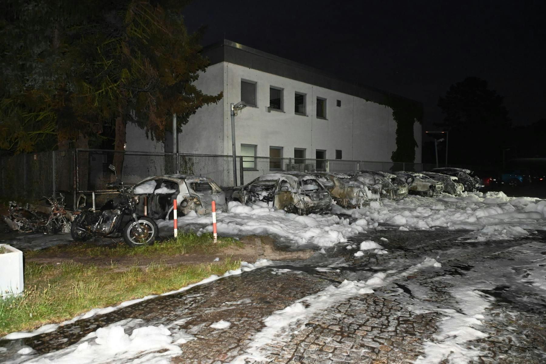 Die Feuerwehr konnte ein Ausbrennen der Autos und Motorräder nicht mehr verhindern. 