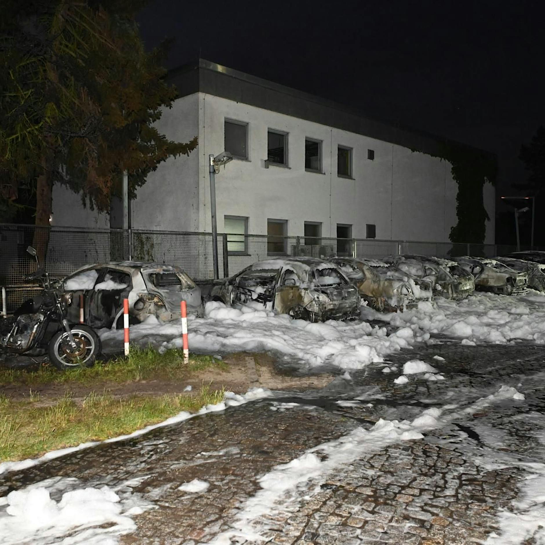 Berlin-Spandau: Neun Fahrzeuge brennen aus – mutmaßliche Brandstiftung