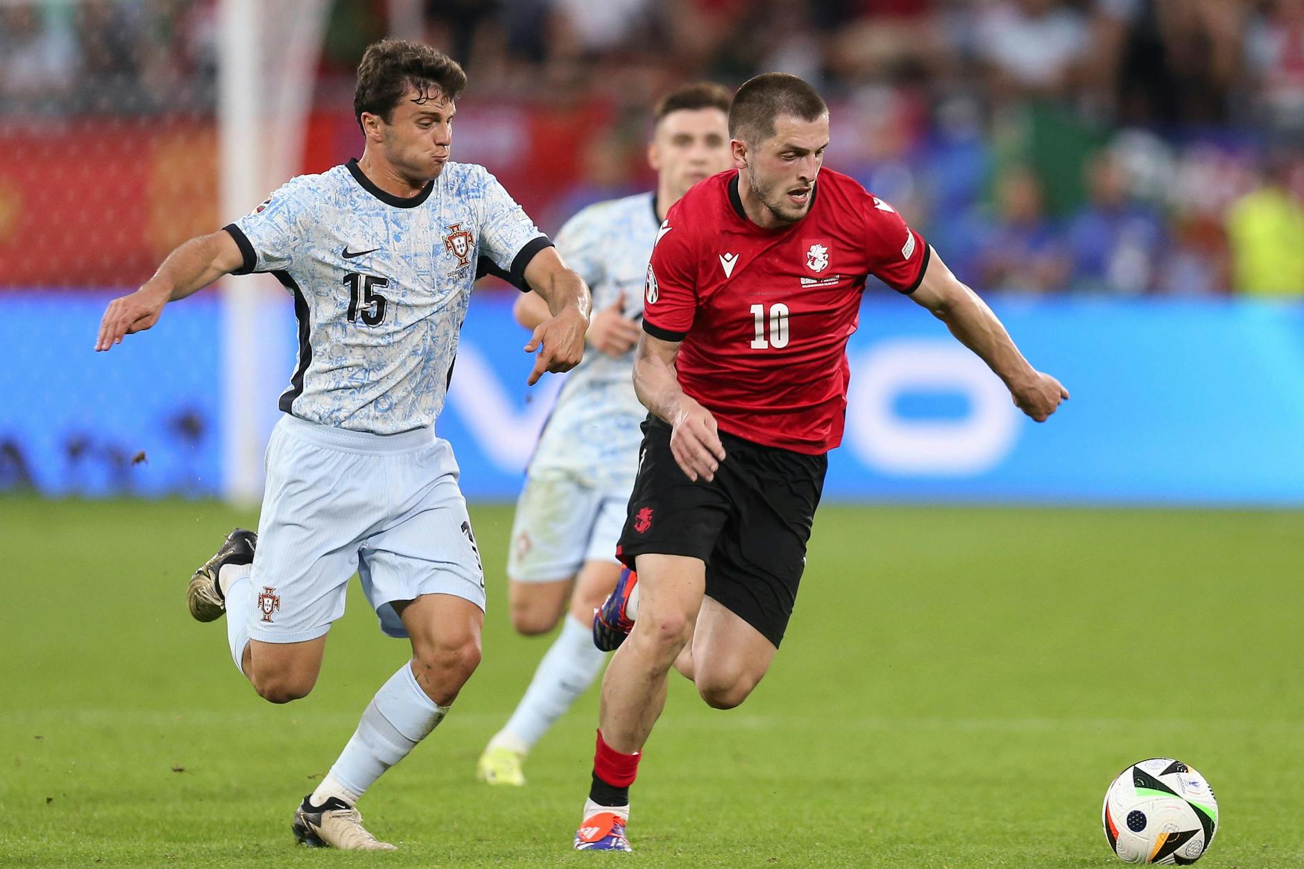 Portugals Joao Neves am Mittwoch im Zweikampf mit Georgiens Giorgi Chakvetadze