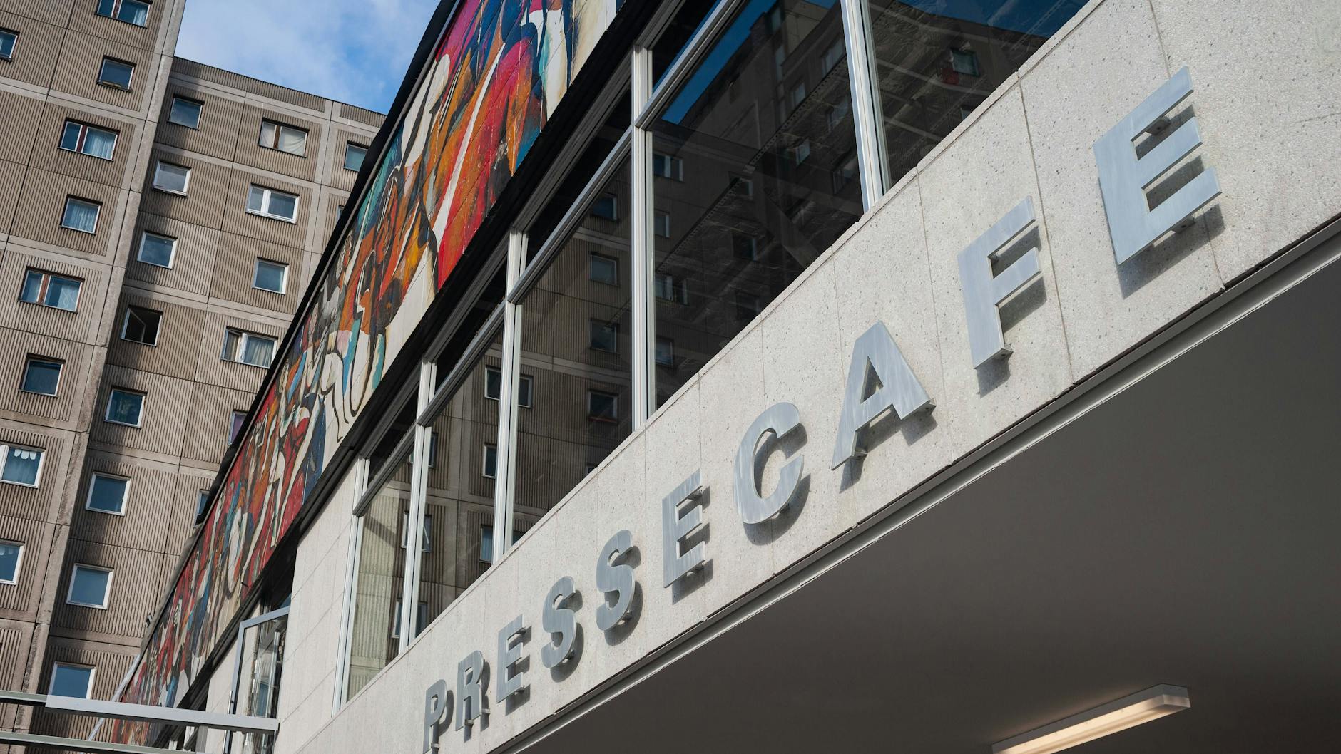 Ein erhaltener DDR-Fries des Malers Willi Neubert mit dem Titel „Die Presse als Organisator“ am Pressecafé am Alexanderplatz.
