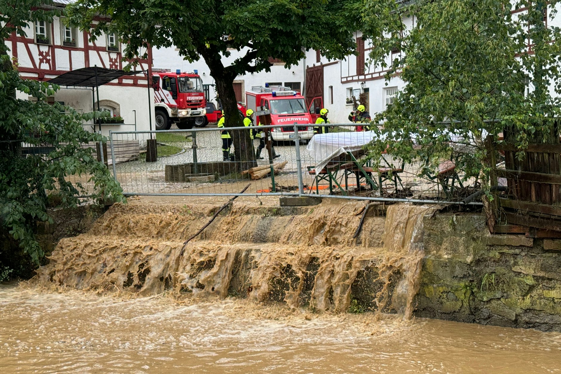 In Folge von Starkregen und Gewitter sammelt sich im bayerischen Töpen am Donnerstag das Wasser auf den Straßen.&nbsp;
