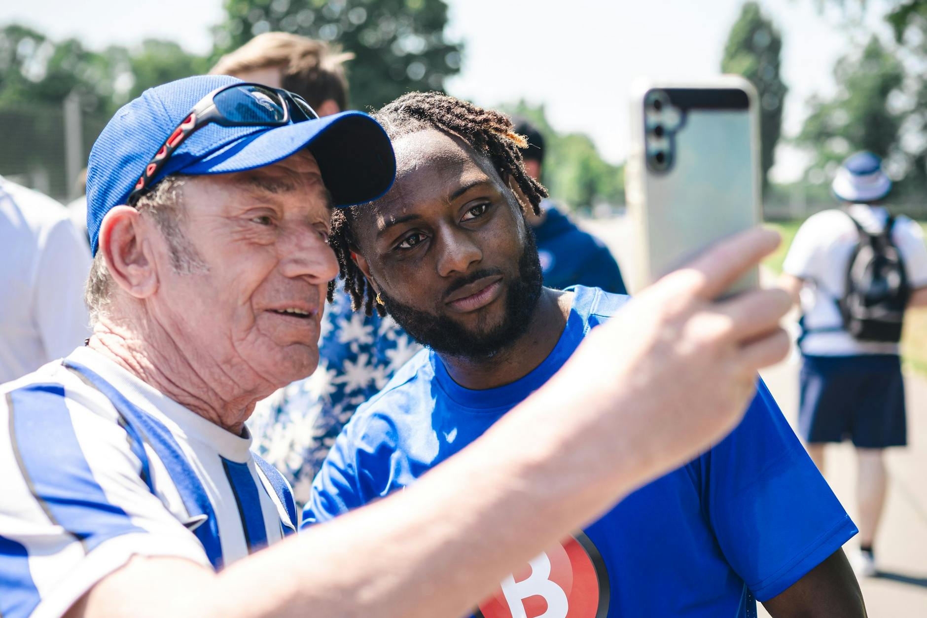 Deyovaisio Zeefuik beim Selfie-Marathon mit den Hertha-Fans am Schenckendorffplatz. 