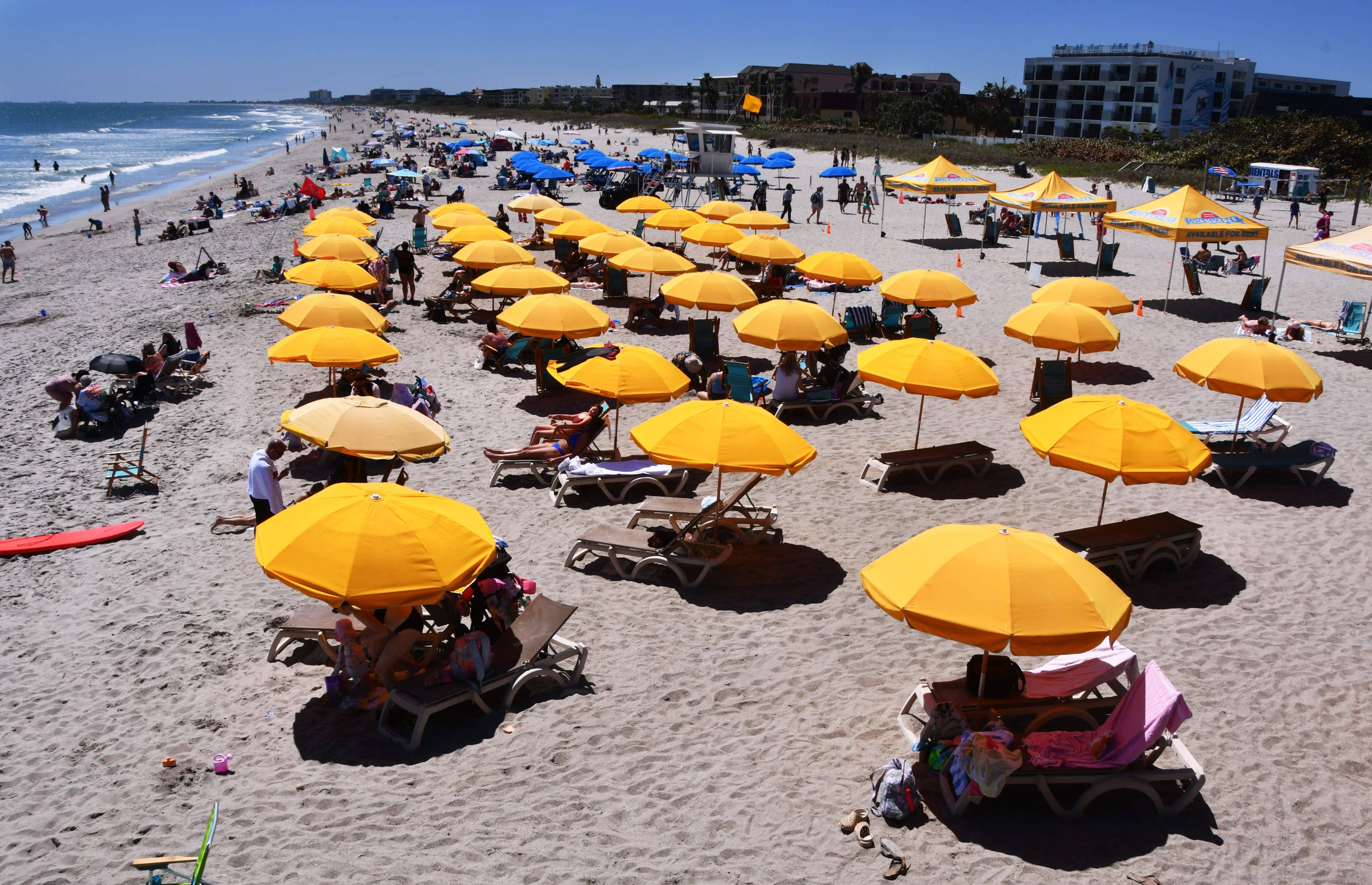 Horror am Strand: Sonnenschirm spießt Frau auf – schwer verletzt!