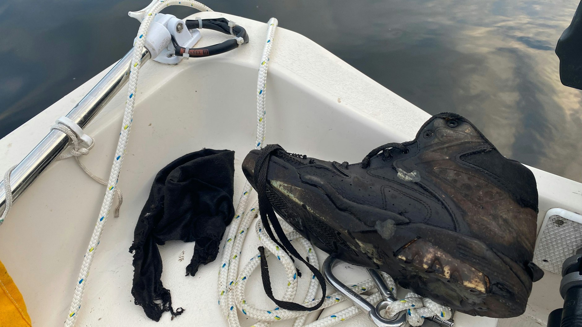 Ein kaputter Strumpf und ein Schuh – ein Fangerfolg, den kein Angler haben möchte. Doch leider hängt oft immer mehr Müll an Haken, den andere in Seen und Flüsse der Stadt versenkt haben.