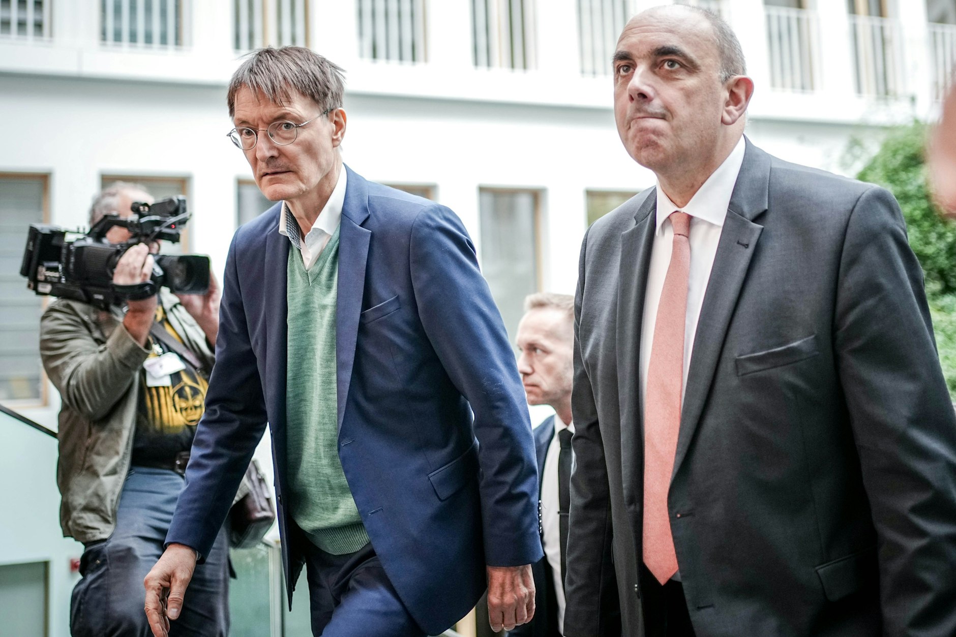 Lars Schaade (r.), RKI-Präsident, und Karl Lauterbach (SPD), Bundesminister für Gesundheit.