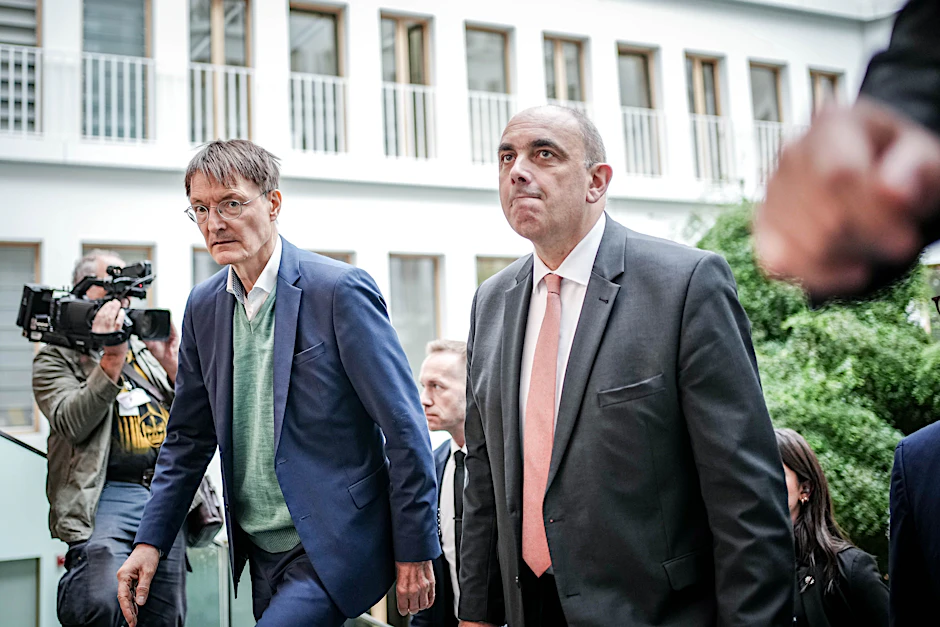 Lars Schaade (r.), RKI-Präsident, und Karl Lauterbach (SPD), Bundesminister für Gesundheit.