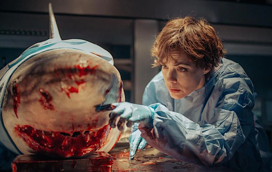 Wissenschaftlerin Sophia (Bérénice Bejo) erforscht Haie, doch eines der Tiere verirrt sich im Netflix-Film „Im Wasser der Seine“ nach Paris.