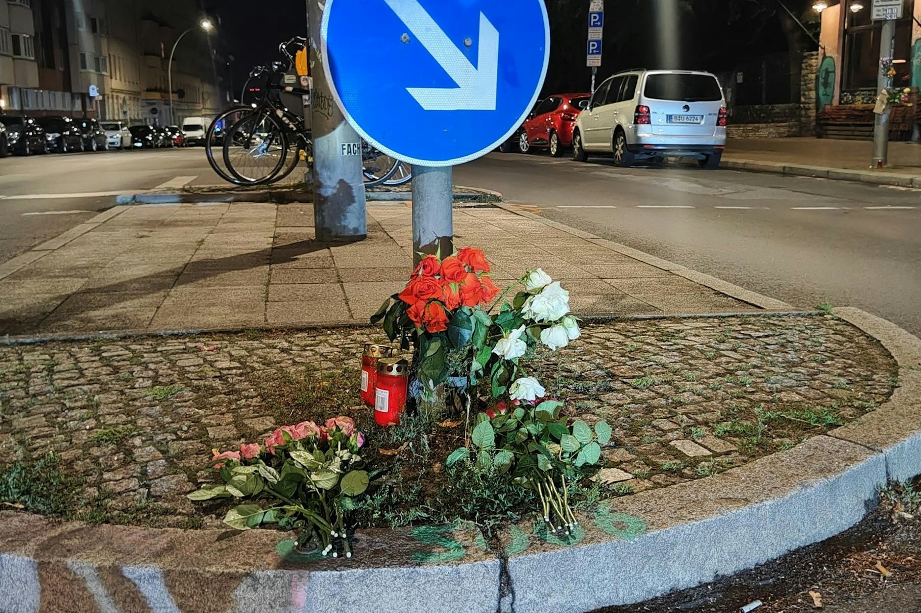 Auch auf der Mittelinsel legten Trauernde Blumen nieder und stellten Kerzen auf.