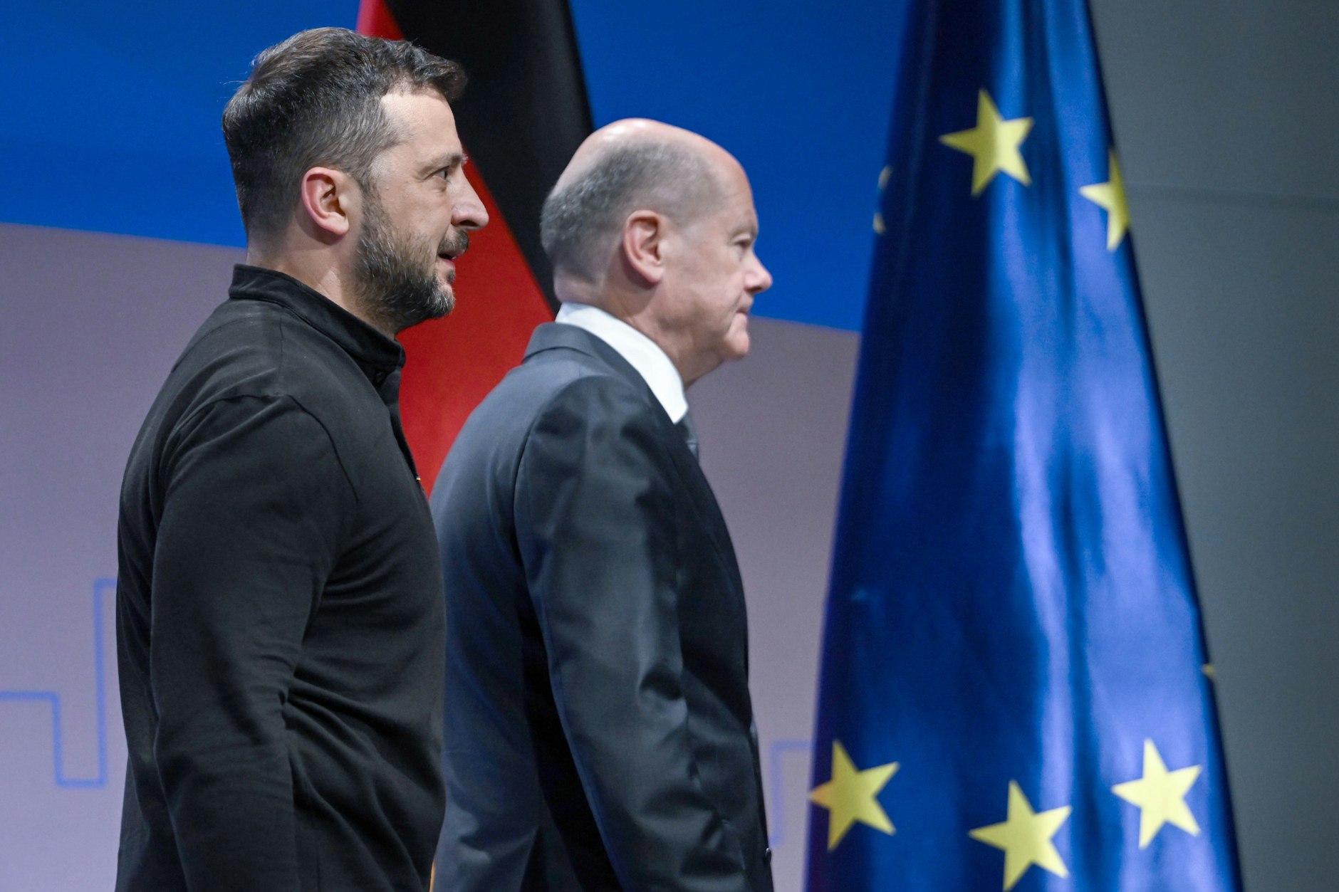 Der ukrainische Präsident Wolodymyr Selenskyj und Bundeskanzler Olaf Scholz auf der Ukraine-Wiederaufbaukonferenz in Berlin.