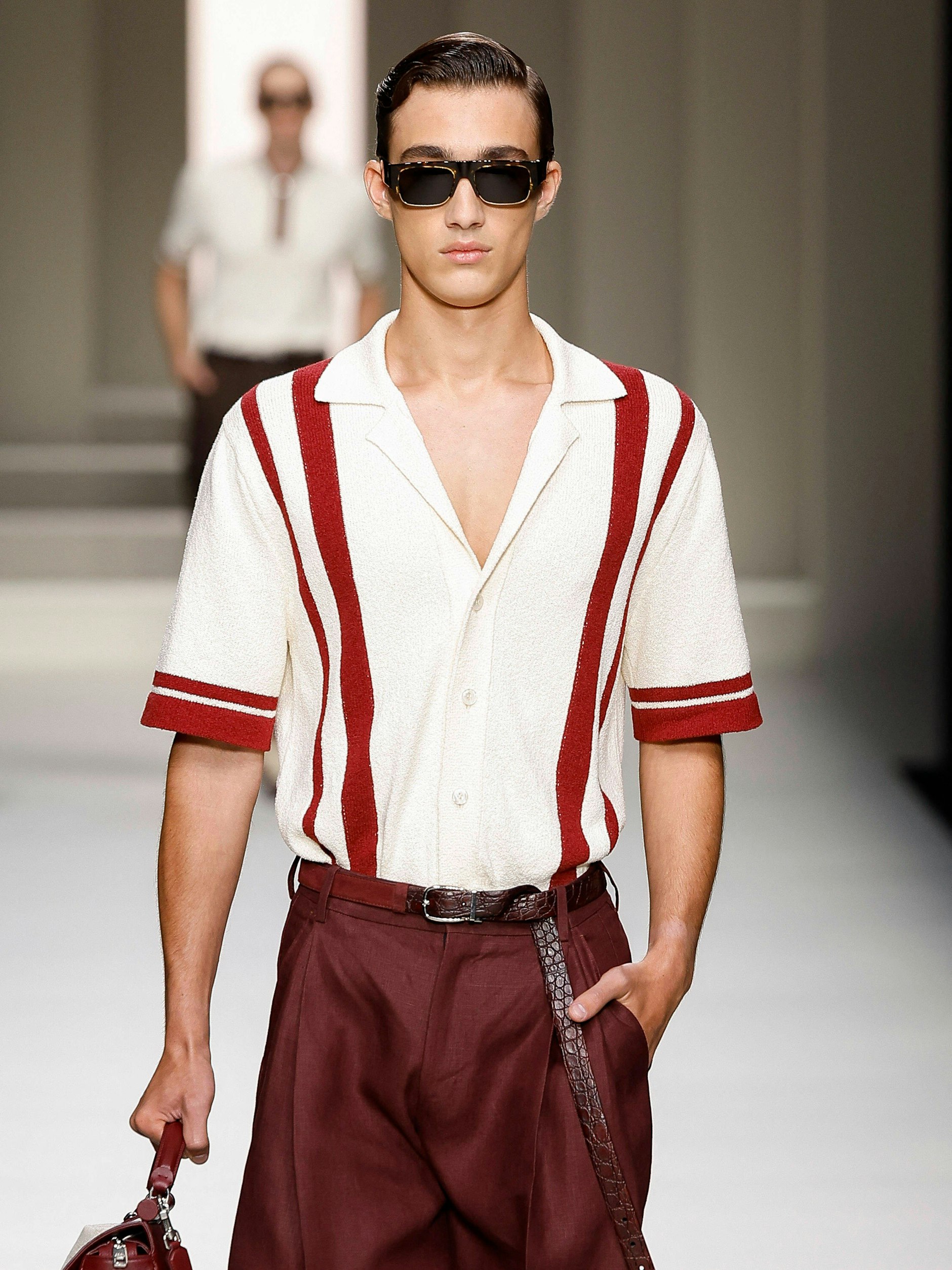 Lässige Eleganz und ein sexy Ausschnitt bei Dolce &amp; Gabbana