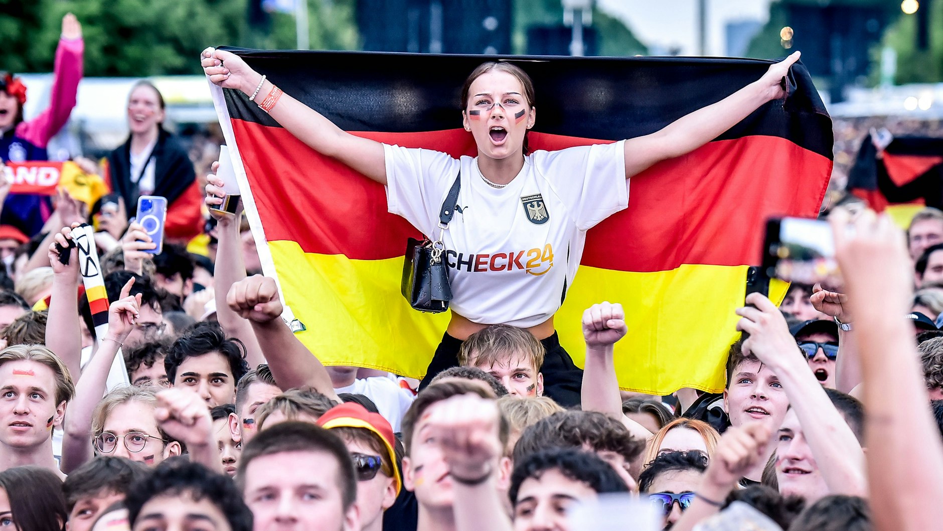 In der Fan Zone soll gefeiert werden - Waffen haben hier nichts verloren.
