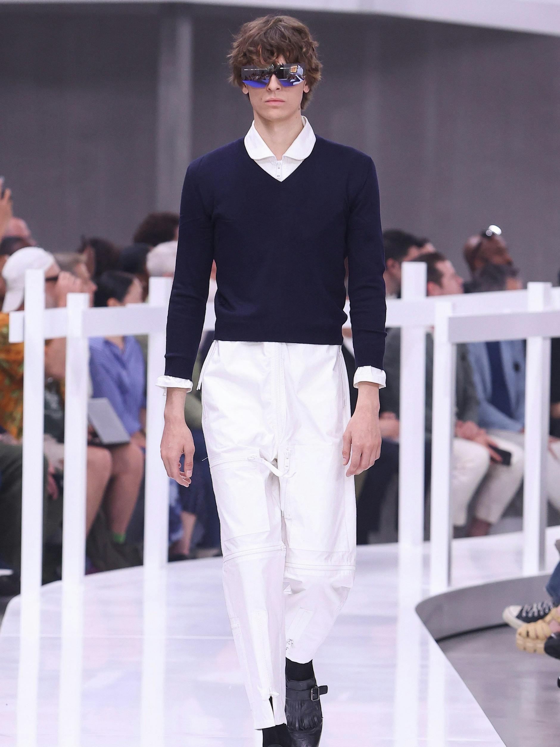 Ein körperbetonter Trompe-l’Œil-Look, der im Juni auf der Prada-Männerschau präsentiert wurde.