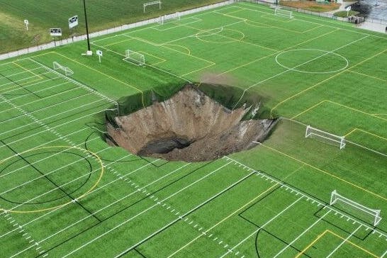 Das Riesen-Loch auf der Fußballplatz von Alton.