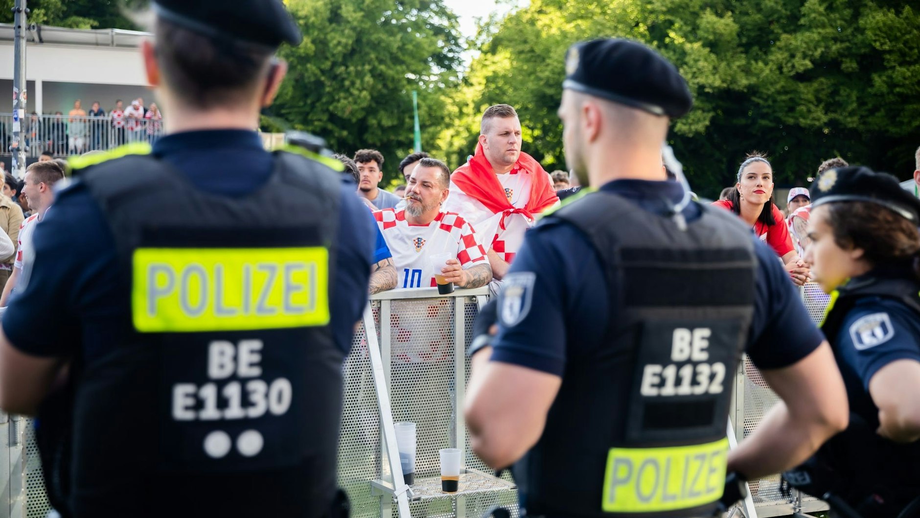Polizisten stehen beim Public Viewing in der Fanzone am Brandenburger Tor. 