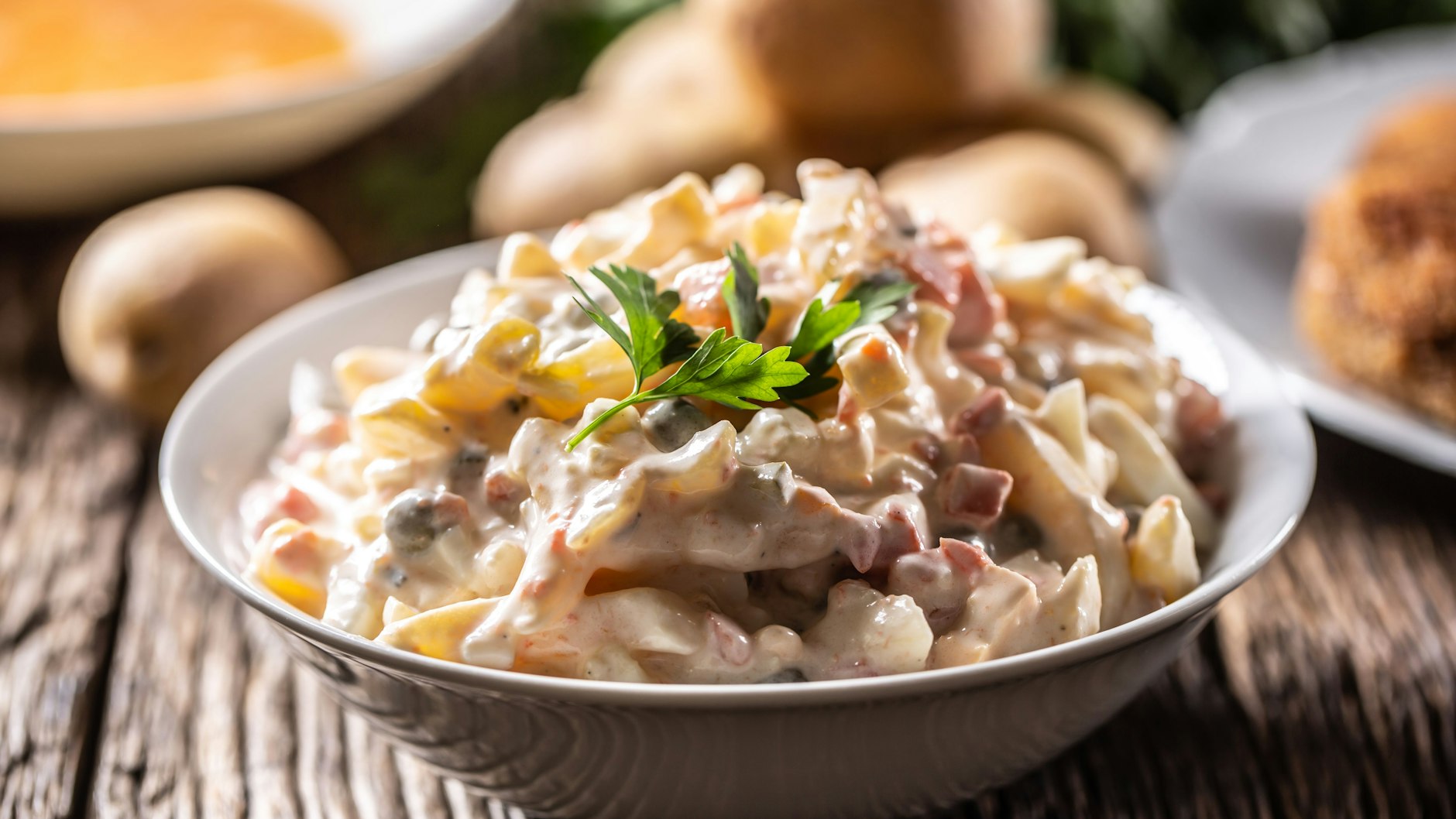 Es gibt so viele Rezepte für Kartoffelsalat - der Grill-Klassiker darf bei vielen nicht auf dem Esstisch fehlen, wenn die Kohle glüht.