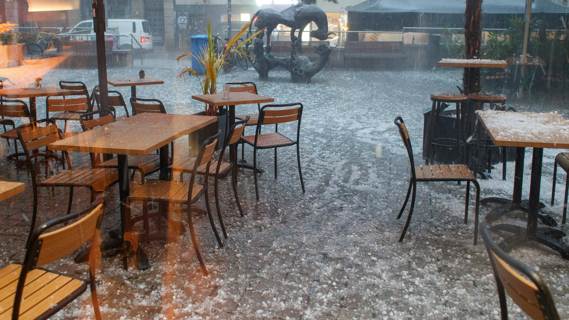 Das Public Viewing in einem Biergarten könnte am Sonnabend zum feuchten und stürmischen Vergnügen werden. (Archivfoto aus dem thüringischen Jena)