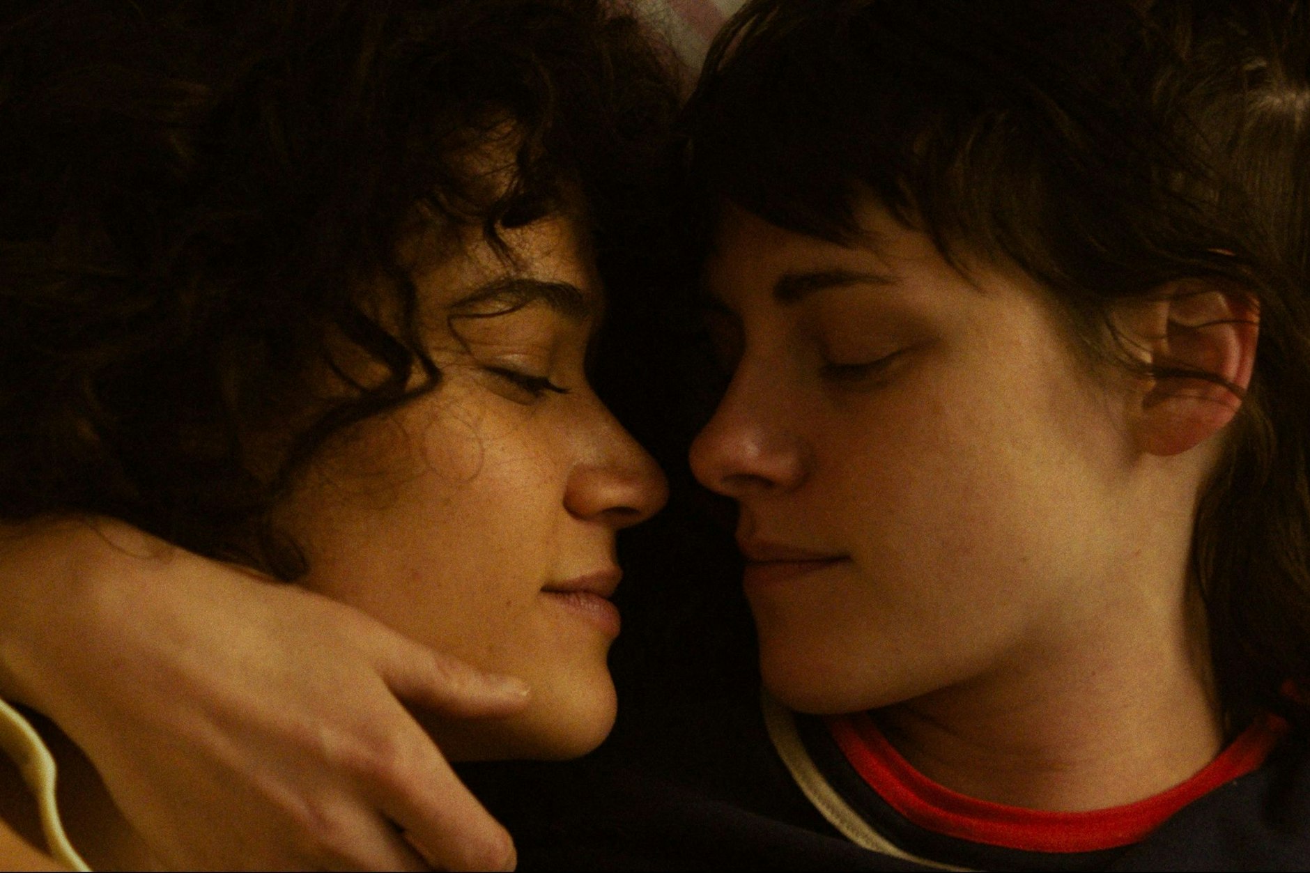 Katy M. O’Brian und Kristen Stewart als Jackie und Lou in einer Szene des Films „Love Lies Bleeding“.