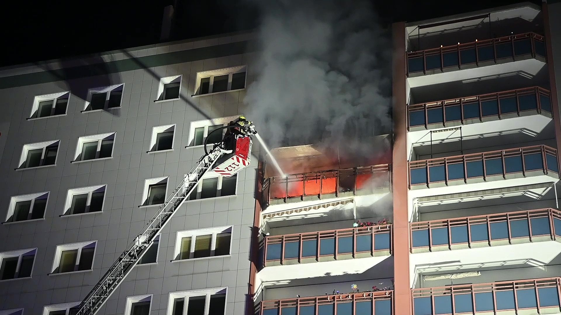 VIDEO: Feuer-Drama In Lichtenberg – Ein Todesopfer, 62 Bewohner Gerettet!