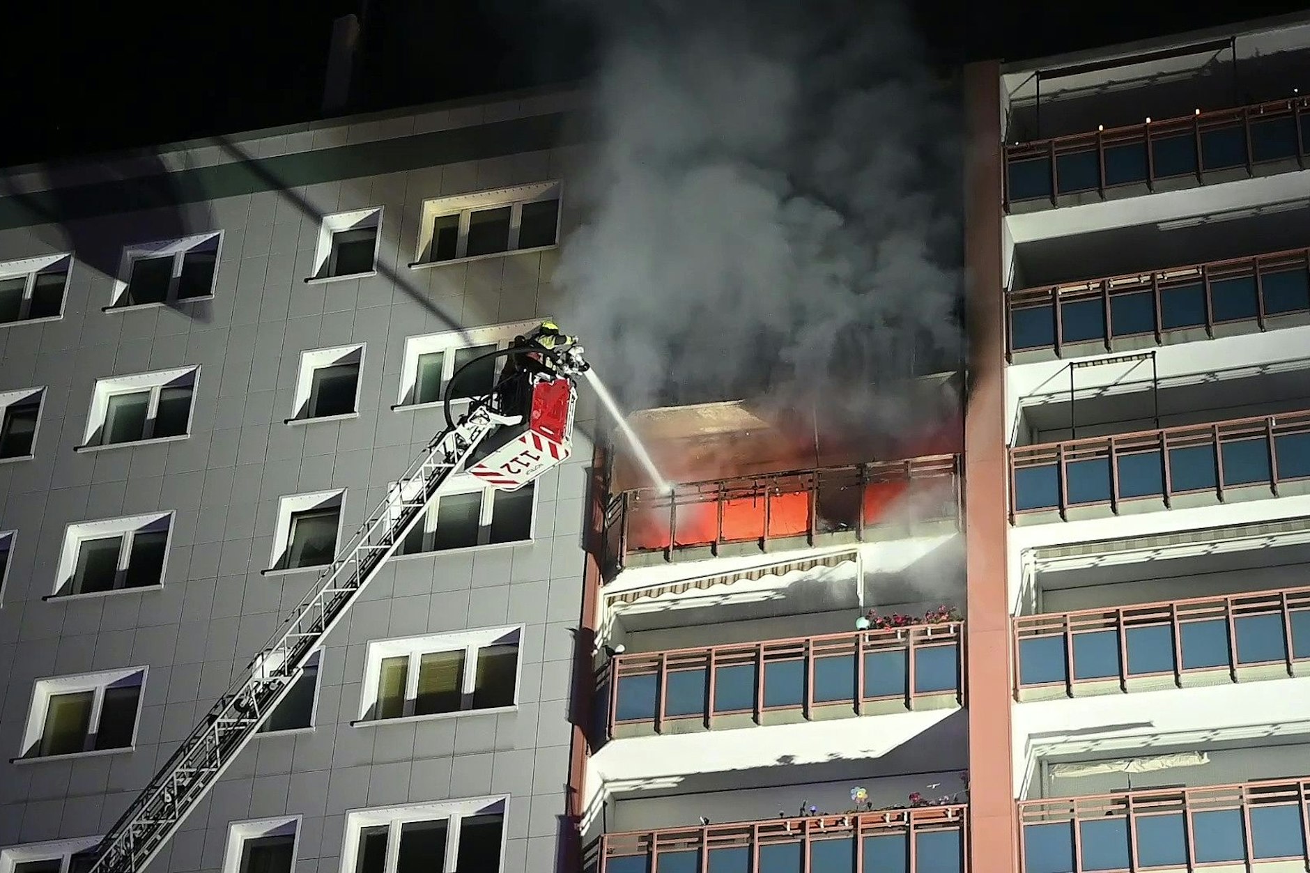 Schrecklicher Hochhausbrand in Berlin-Lichtenberg. Die Kriminalpolizei ermittelt Todesursache und Brandkommissariat die Brandursache.