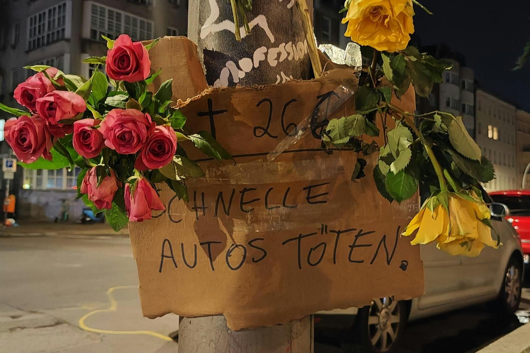 An der Unfallstelle auf dem Gehweg der Hermannstraße befestigten Trauernde Blumen. 