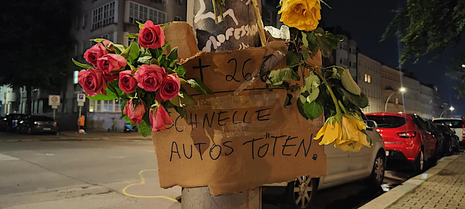 An der Unfallstelle auf dem Gehweg der Hermannstraße befestigten Trauernde Blumen.&nbsp;