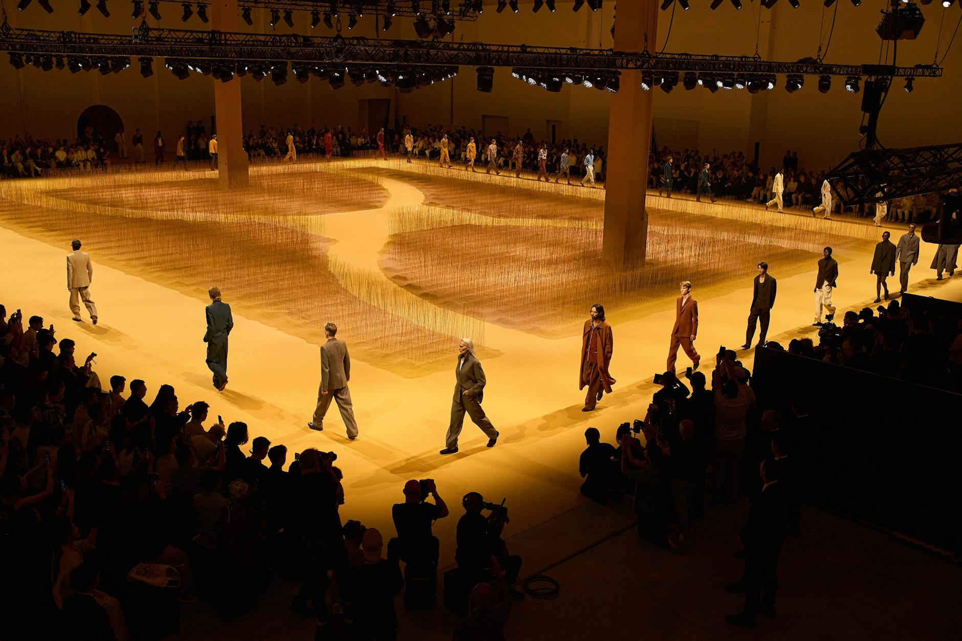 Milan Fashion Week im Juni: Die Zegna-Models liefen durch ein abstrahiertes Flachsfeld; ein Verweis auf die Leinenstoffe der neuen Sommerkollektion.