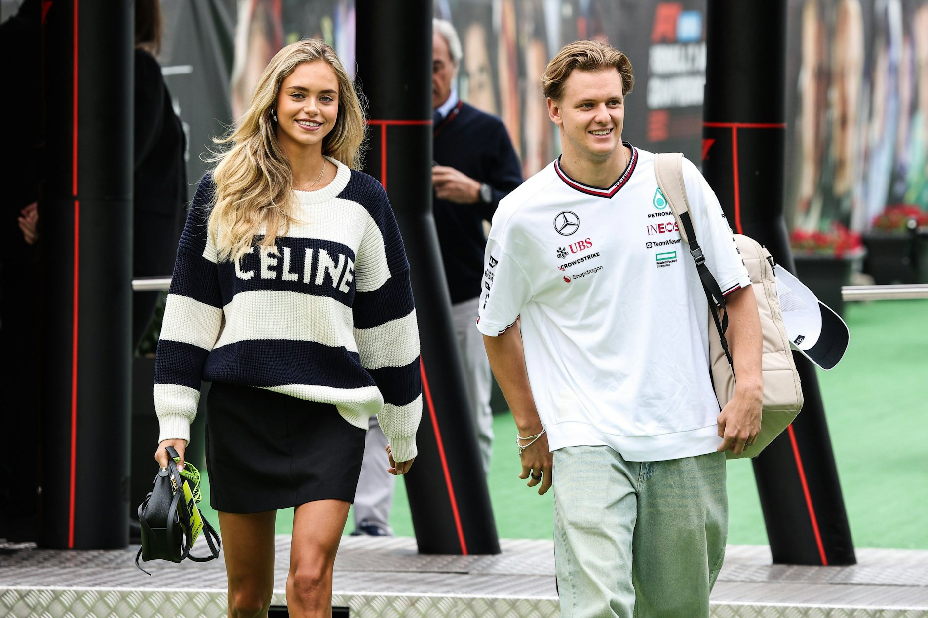 Mick Schumacher (25), hier gemeinsam mit seiner Freundin Laila Hasanovic (23), ist bei der Formel 1 meist nur in zivil unterwegs. Bald könnte er aber wieder Rennen fahren. 