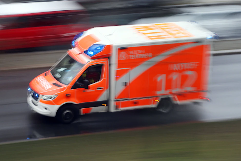 Eine 81-Jährige wurde am Donnerstag in Berlin-Spandau von einem abbiegenden Auto angefahren und verletzt.