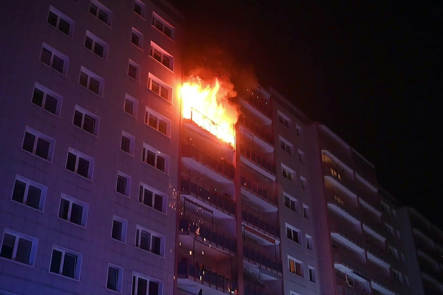 Dichter Rauch und lodernde Flammen – die dramatischen Szenen im achten Stock des Hochhauses in der Rudolf-Seiffert-Straße.&nbsp;