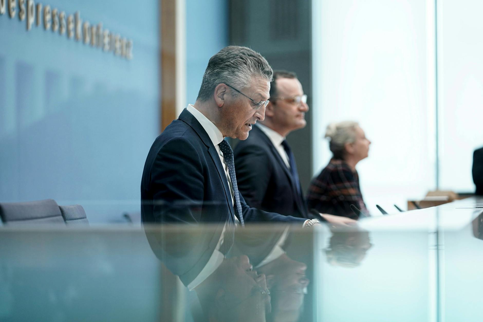 Jens Spahn, zum damaligen Zeitpunkt Gesundheitsminister und Prof. Lothar H. Wieler, damaliger Präsident des Robert Koch-Instituts während einer Pressekonferenz 2021.