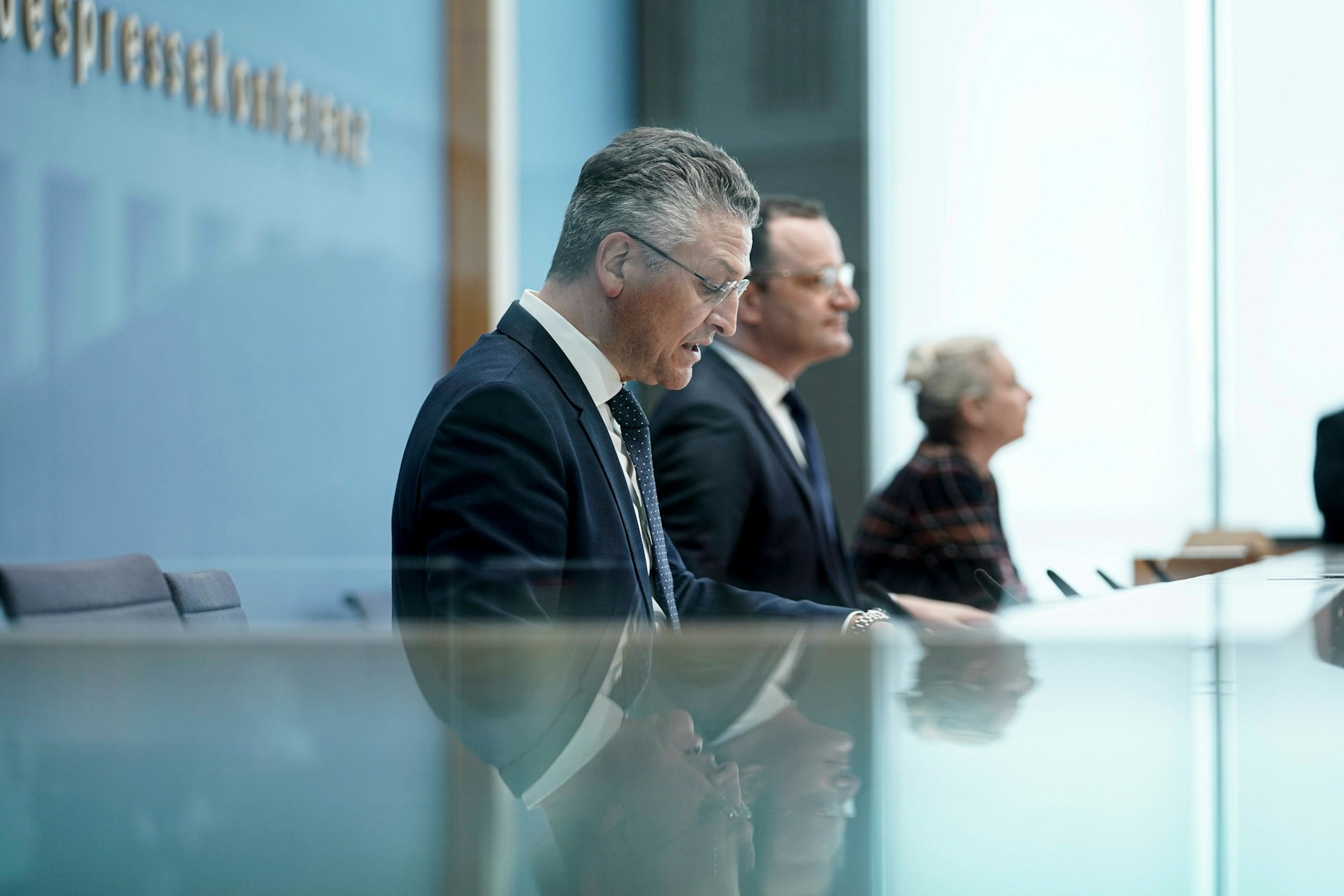 Jens Spahn, zum damaligen Zeitpunkt Gesundheitsminister und Prof. Lothar H. Wieler, damaliger Präsident des Robert Koch-Instituts während einer Pressekonferenz 2021.