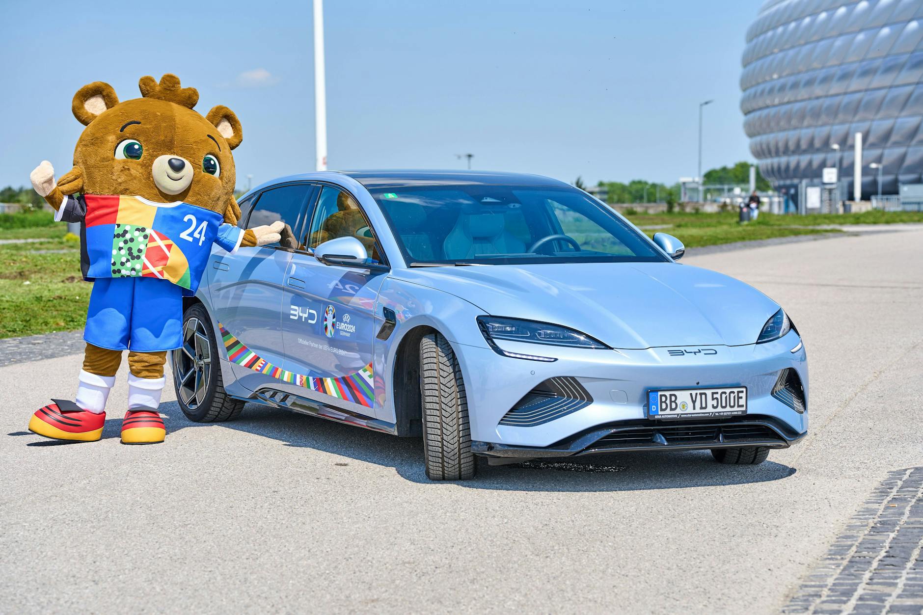 Für viele befremdlich: Ausgerechnet bei der Europameisterschaft ist BYD, ein chinesischer Autobauer, einer von vielen großen Sponsoren aus Fernost. 